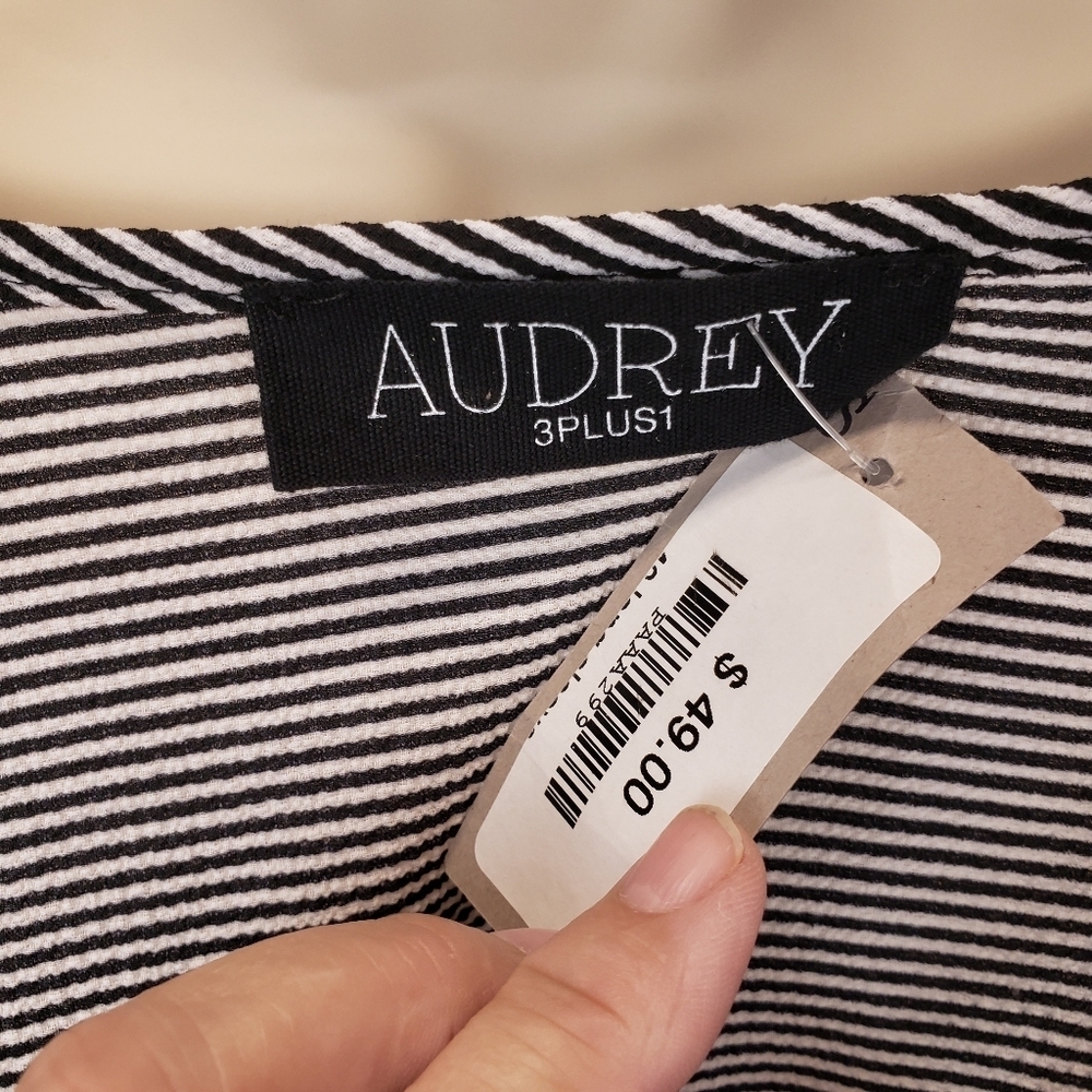 Audrey 3+1 bubble sleeve crop top - Picture 7 of 10